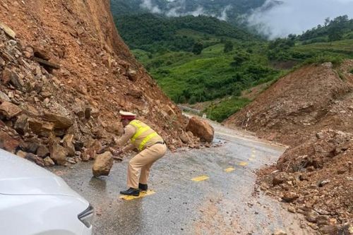 CSGT lập nhiều chốt chặn cảnh báo sạt lở ở Hòa Bình và Điện Biên