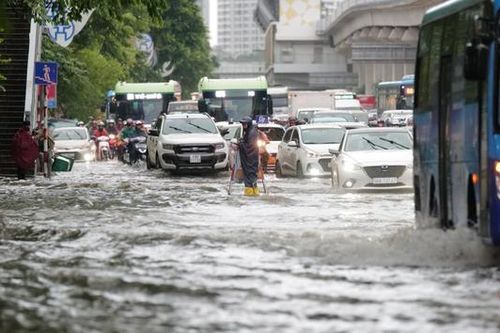 Hà Nội: Cảnh báo nhiều điểm ngập lụt sau trận mưa lớn