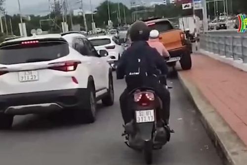 Xe bán tải 'làm xiếc' trên cầu tại Đà Nẵng