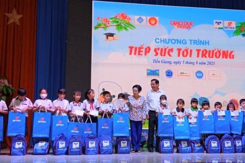 Tiền Giang: Trao 160 triệu đồng học bổng và quà tặng học sinh đặc biệt khó khăn