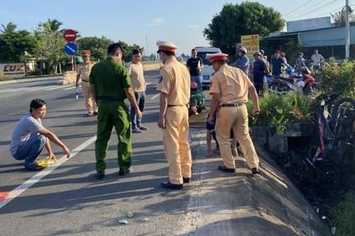 Xe máy lao xuống mương, hai thanh niên thương vong