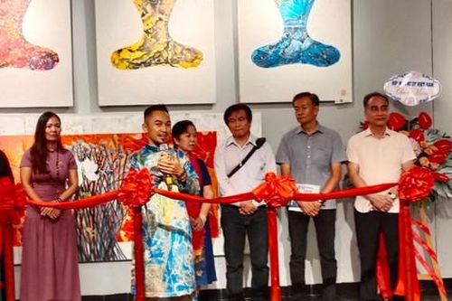 Thưởng lãm tranh sen của họa sĩ cố đô Huế