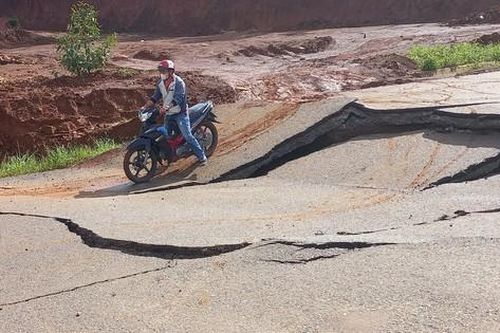 Hãi hùng cảnh người đi xe máy, đi bộ 'phi thân' qua đoạn đường nứt toác ở TP Bảo Lộc