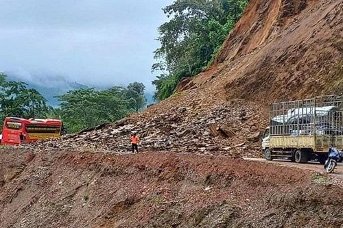 Mưa lớn gây sạt lở, ách tắc giao thông nhiều khu vực tại Tây Bắc Bộ