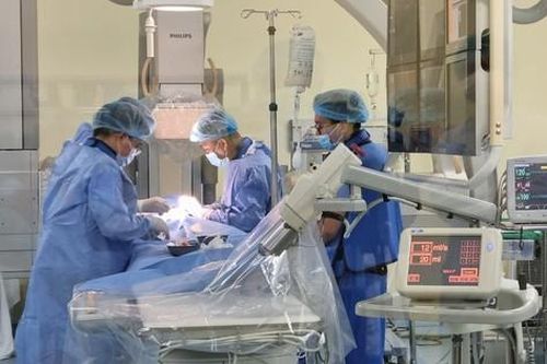Trong cùng một ngày điều trị can thiệp đóng ống động mạch cho 3 bệnh nhi