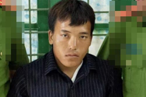Tên cướp lao ra từ trong rừng, khống chế và đe dọa người dân