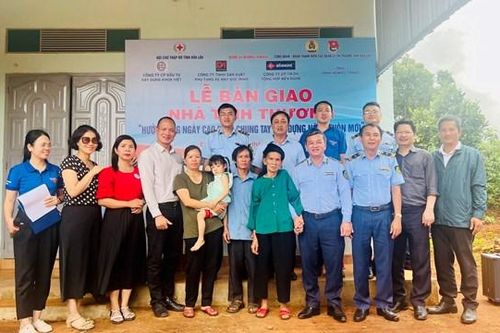 Cục QLTT Đắk Lắk trao tặng 2 nhà tình thương cho người nghèo