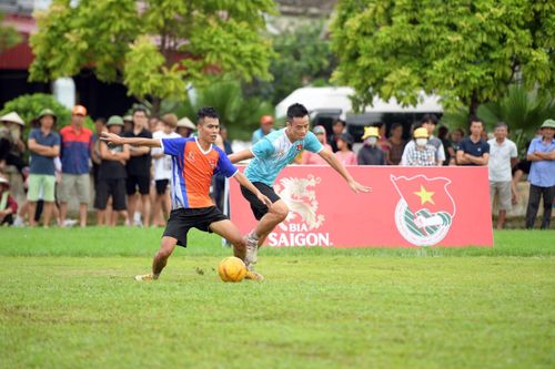 'Nâng bước thể thao' bàn giao 10 sân thể thao cộng đồng