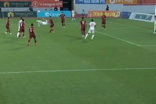 'Ronaldo Việt Nam' Phi Sơn lập siêu phẩm 'ngả bàn đèn' khiến Văn Lâm bó tay