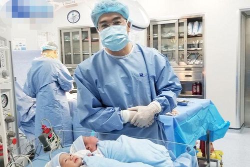 Sản phụ mang song thai cùng trứng hiếm gặp từ một phôi IVF