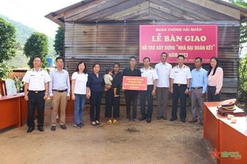 Bộ đội Hải quân 'Nhà đại đoàn kết' tặng người dân