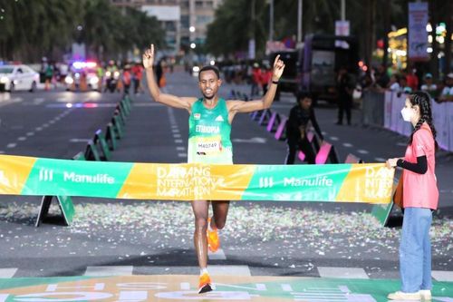Vận động viên người Ethiopia phá kỷ lục 42km tại Cuộc thi Marathon Quốc tế Đà Nẵng Manulife 2023