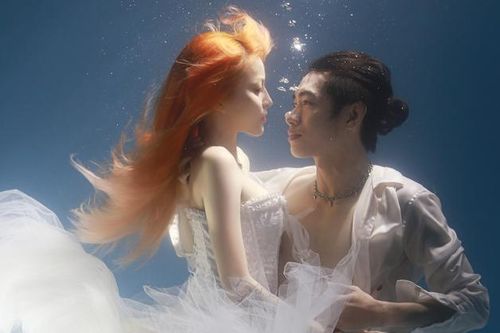 Quang Đăng và bạn gái hot girl 'liều lĩnh' chụp ảnh dưới nước, liệu có đang 'ngầm' công bố ảnh cưới?