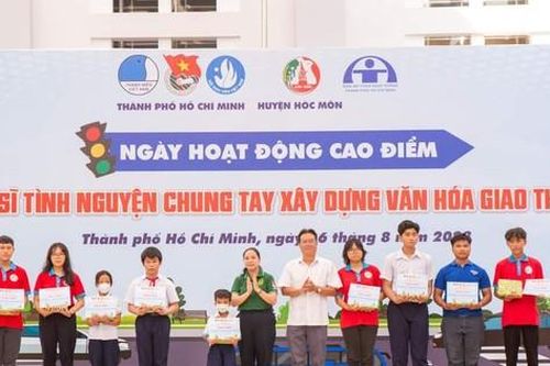 'Chiến sĩ tình nguyện TP. HCM chung tay xây dựng văn hóa giao thông'