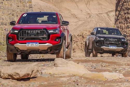 Toyota Hilux GR Sport 2024 có gì 'đấu' Ford Ranger Raptor tại Việt Nam?