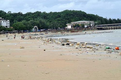 Phao xốp 'bủa vây' bãi biển ở Cô Tô