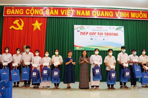Báo Giáo dục và Thời đại 'Tiếp sức đến trường' cho 200 học sinh Bến Tre