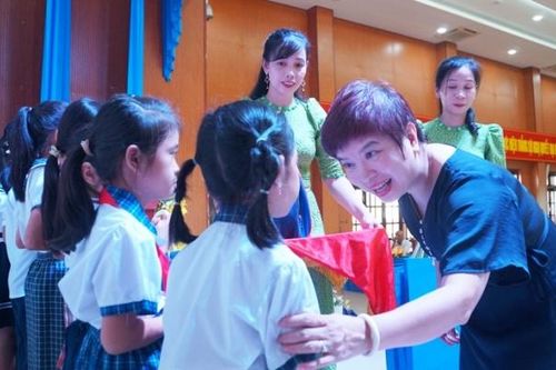 Báo Giáo dục và Thời đại trao học bổng cho học sinh nghèo tỉnh Tiền Giang