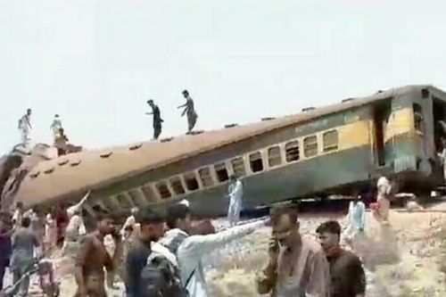 Tàu hỏa trật bánh ở Pakistan, hàng chục người thương vong