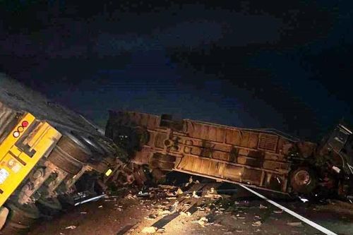 Xe tải lật ngang sau tai nạn, cao tốc Đà Nẵng - Quảng Ngãi ùn tắc trong nhiều giờ