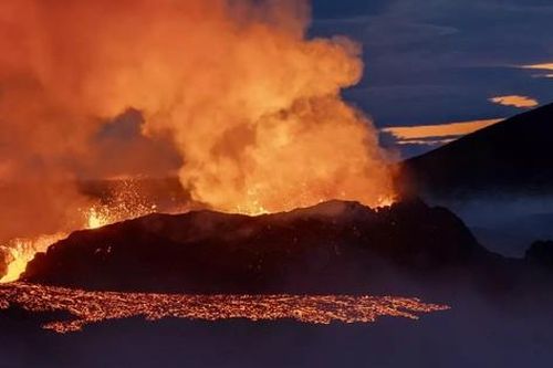 Núi lửa mới phun trào của Iceland hiện đang phun lốc xoáy