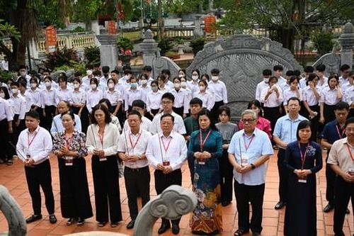 Toàn cảnh Lễ dâng hương và tri ân Danh nhân Văn hóa Trình Quốc công Nguyễn Bỉnh Khiêm