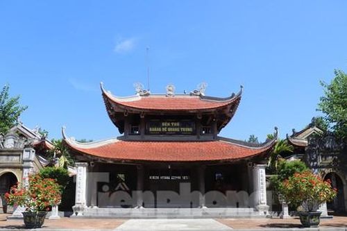 Chiêm bái đền thờ vua Quang Trung trên ngọn núi thiêng