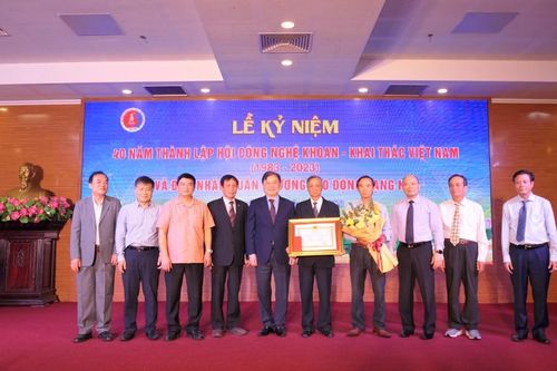 Hội Công nghệ Khoan – Khai thác Việt Nam kỷ niệm 40 năm thành lập và đón nhận Huân chương Lao động hạng Nhì
