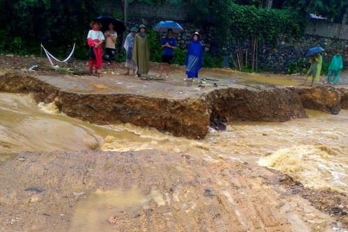Nhiều tuyến đường miền núi phía Bắc sạt lở sau mưa lớn