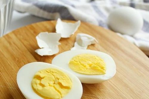 Người phụ nữ bị tàn phá gương mặt sau thử thách cắt trứng luộc