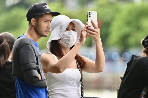 Người TP.HCM vừa thể dục vừa xem trình diễn ván phản lực