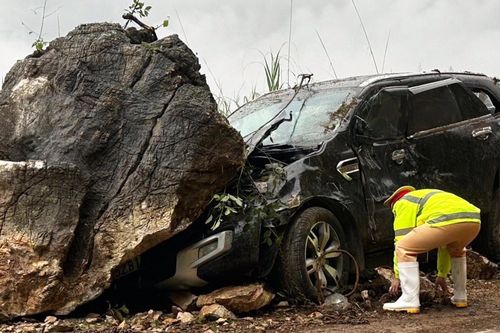 Nóng trên đường: Khó đỡ với những hiểm họa 'trên trời rơi xuống'