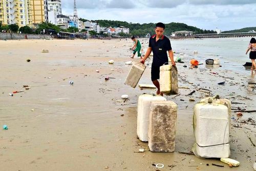 7km bãi biển Tình Yêu ở Cô Tô ngập rác phao xốp