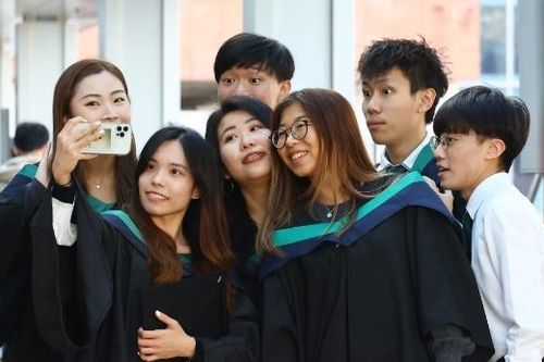 Mức lương sinh viên mới tốt nghiệp đại học ở Hong Kong gần 1 tỷ/năm