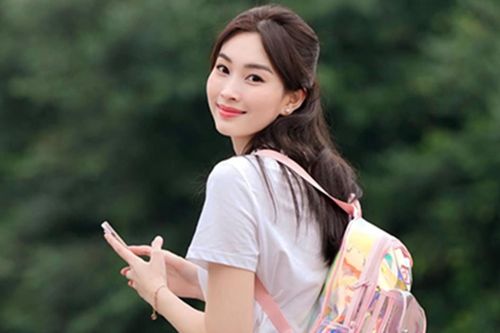 Đặng Thu Thảo trẻ như nữ sinh, H'Hen Niê được tiếp viên trưởng khen