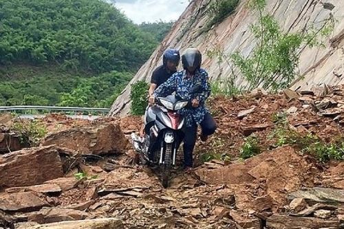 Sạt lở gây chia cắt giao thông ở huyện miền núi của Nghệ An