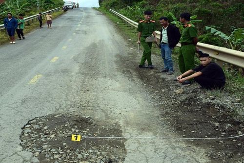 Lợi dụng đèo Bảo Lộc sạt lở, 3 người 'đào bẫy' ô tô trên lối đi vòng Quốc lộ 28B