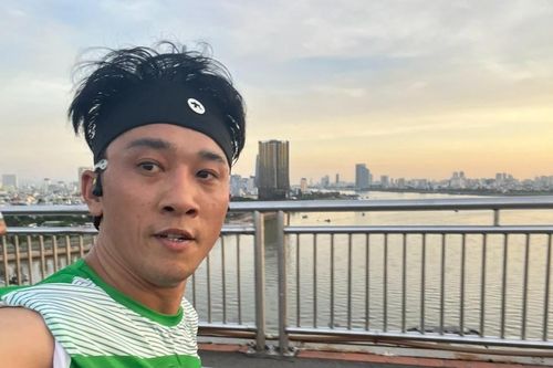 Giám đốc Nhà hát Trưng Vương chạy bộ để luyện giọng hát