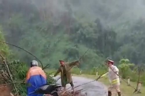Cảnh sát không ngại nguy hiểm dọn dẹp đường qua điểm sạt lở ở Điện Biên