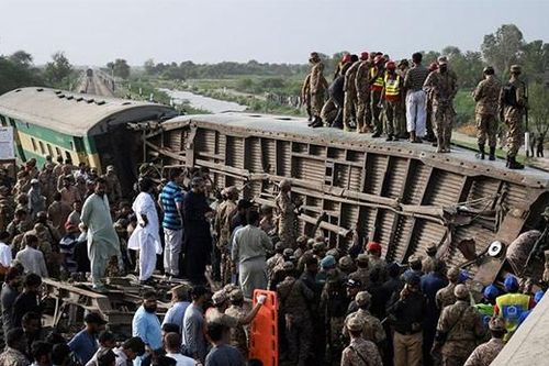Hiện trường tàu trật đường ray ở Pakistan, ít nhất 30 người thiệt mạng