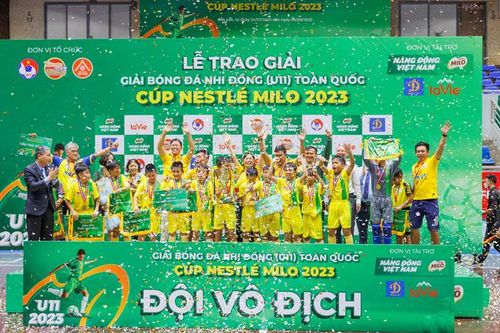 Trao tặng 16 suất học bổng 'Có chí thì nên' tại Giải bóng đá Nhi đồng Cúp Nestlé MILO 2023