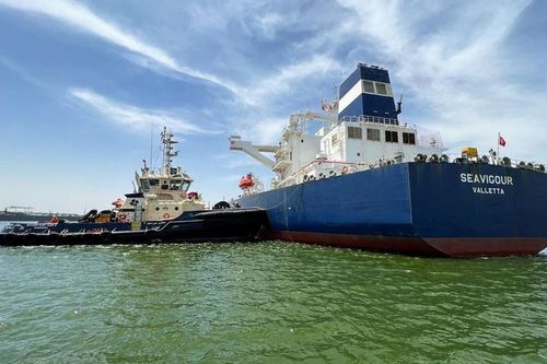 Tàu kéo chìm sau va chạm với tàu chở dầu trên kênh đào Suez