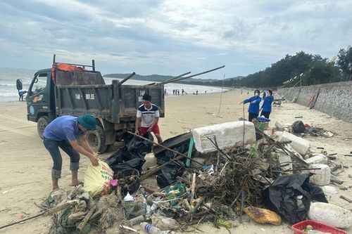 Phao xốp phủ kín bờ biển Cô Tô
