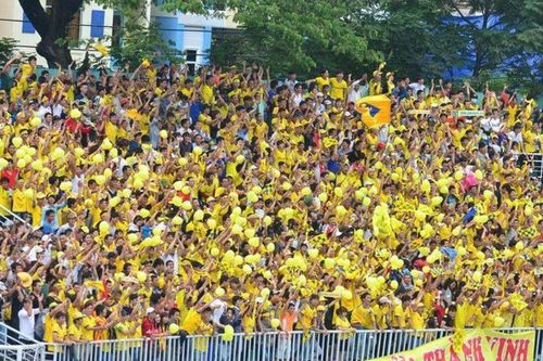 Khi 'cầu thủ thứ 12' lục tục rời sân sớm