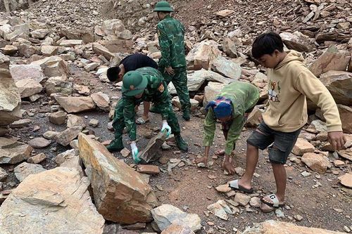 Nghệ An: Sạt lở ở huyện miền núi Kỳ Sơn gây ách tắc giao thông