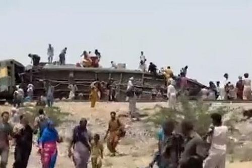 Pakistan: Tàu tốc hành trật bánh khiến ít nhất 15 người thiệt mạng