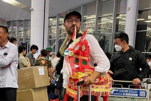 Khách Tây không thể mang ngựa vàng mã về nước, dân mạng nhắn tin tặng con khác