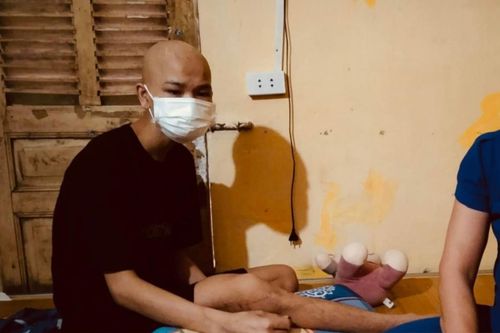 Rơi nước mắt người bố ung thư muốn duy trì sự sống đến ngày tốt nghiệp con trai