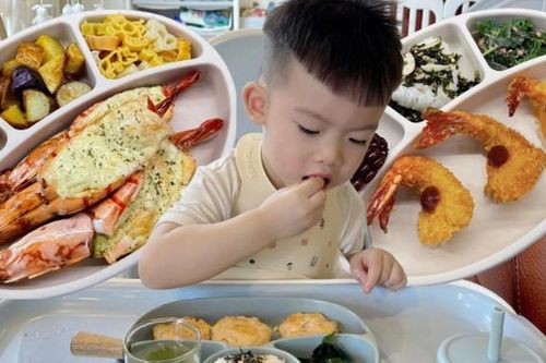 Chỉ dành 30 phút vào bếp, những khay cơm mẹ làm cho con khiến ai cũng bất ngờ