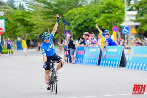 Các tay đua xứ Thanh thi đấu ấn tượng tại giải đua xe đạp TP Sầm Sơn mở rộng lần thứ V năm 2023